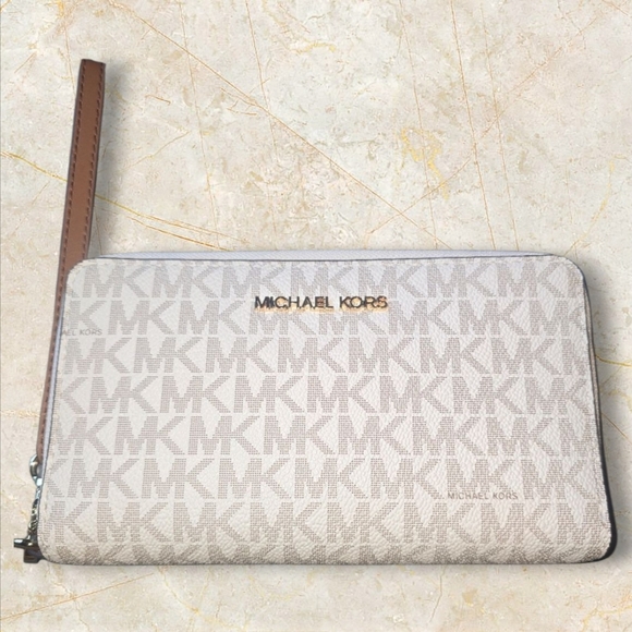 Michael Kors Handbags - NWT Michael Kors Jet Set Travel Wallet New Ret$258